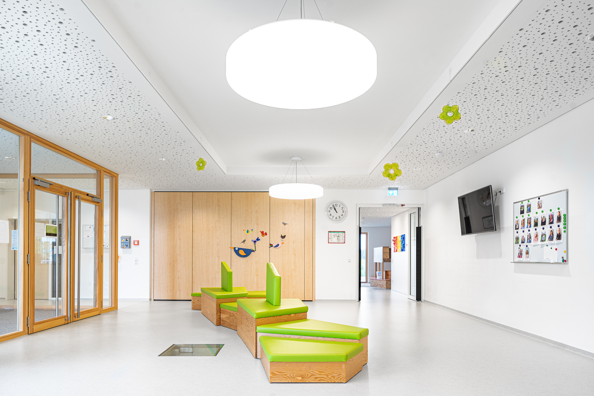 Unternehmensfotografie für Öffentliche Einrichtungen: Empfangshalle eines Kindergartens