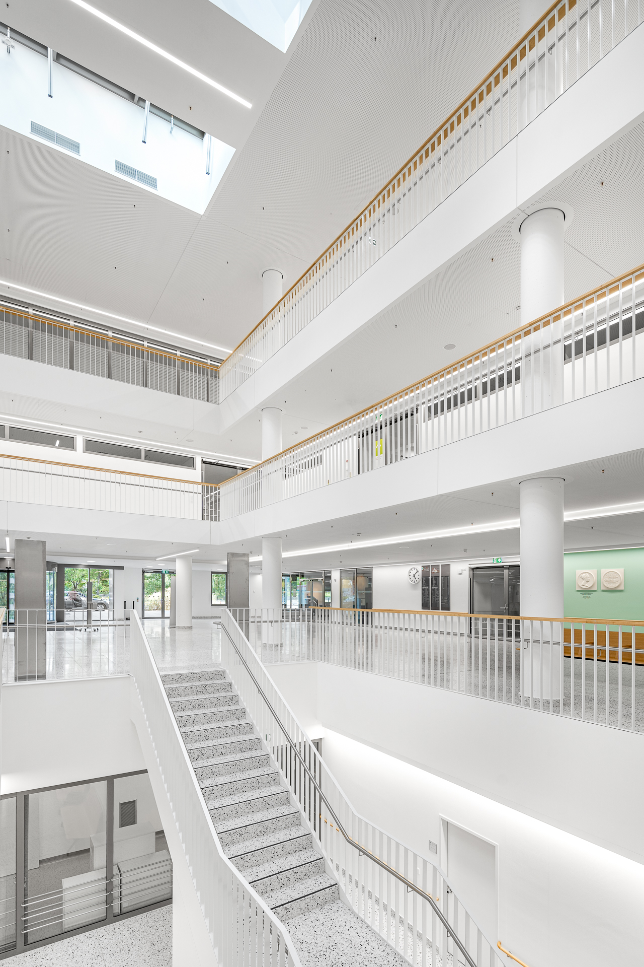 Klinikum Stuttgart: Treppenhaus in der Eingangshalle, Fotograf: Andreas Jekic
